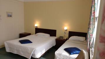 Quarto família, suíte, em edifício anexo | Escrivaninha, ferros/tábuas de passar roupa, Wi-Fi de cortesia