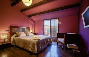 Habitación doble superior, 1 cama de matrimonio grande | Escritorio, cortinas opacas, sistema de insonorización y cunas gratuitas