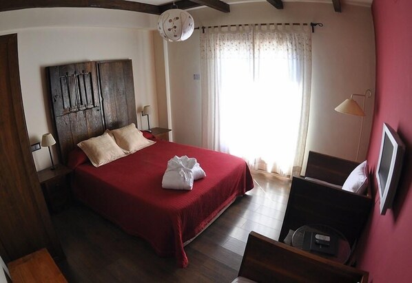 Double or Twin Room | Desk, blackout drapes, soundproofing, cribs (free)