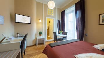 Habitación triple Deluxe | Edredones de plumas, caja fuerte, decoración individual