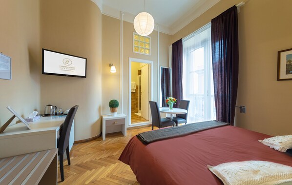 Deluxe Triple Room | Down comforters, in-room safe, individually decorated - Affittacamere "B&B Il Ventre di Napoli" (Naples)