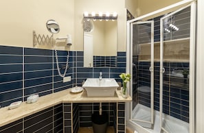 Een douche, gratis toiletartikelen, een haardroger, een bidet