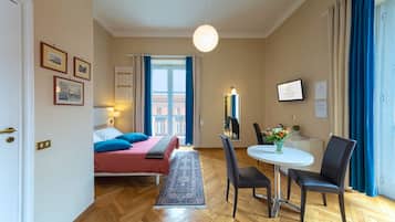 Deluxe driepersoonskamer | Donzen dekbedden, een kluis op de kamer, individueel gedecoreerd