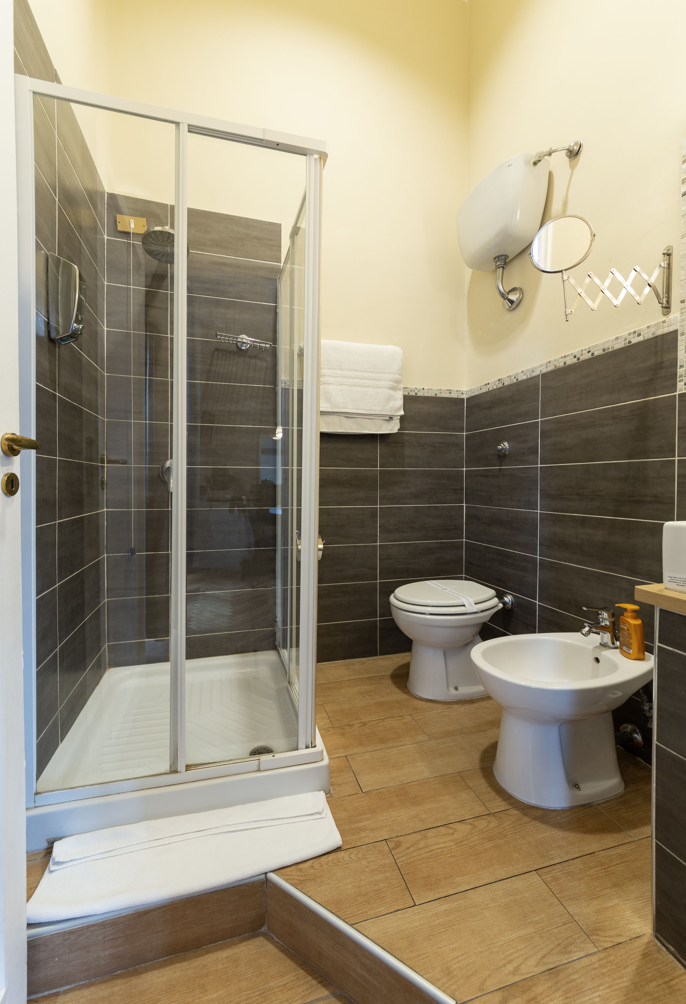 Une salle de bain avec une douche à parois de verre, des toilettes et un lavabo.