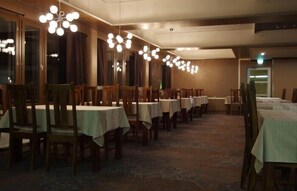 2 restaurants; breakfast and lunch served