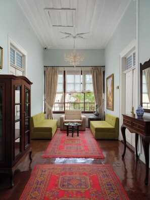 Een 34-inch lcd-televisie met satellietzenders en een televisie