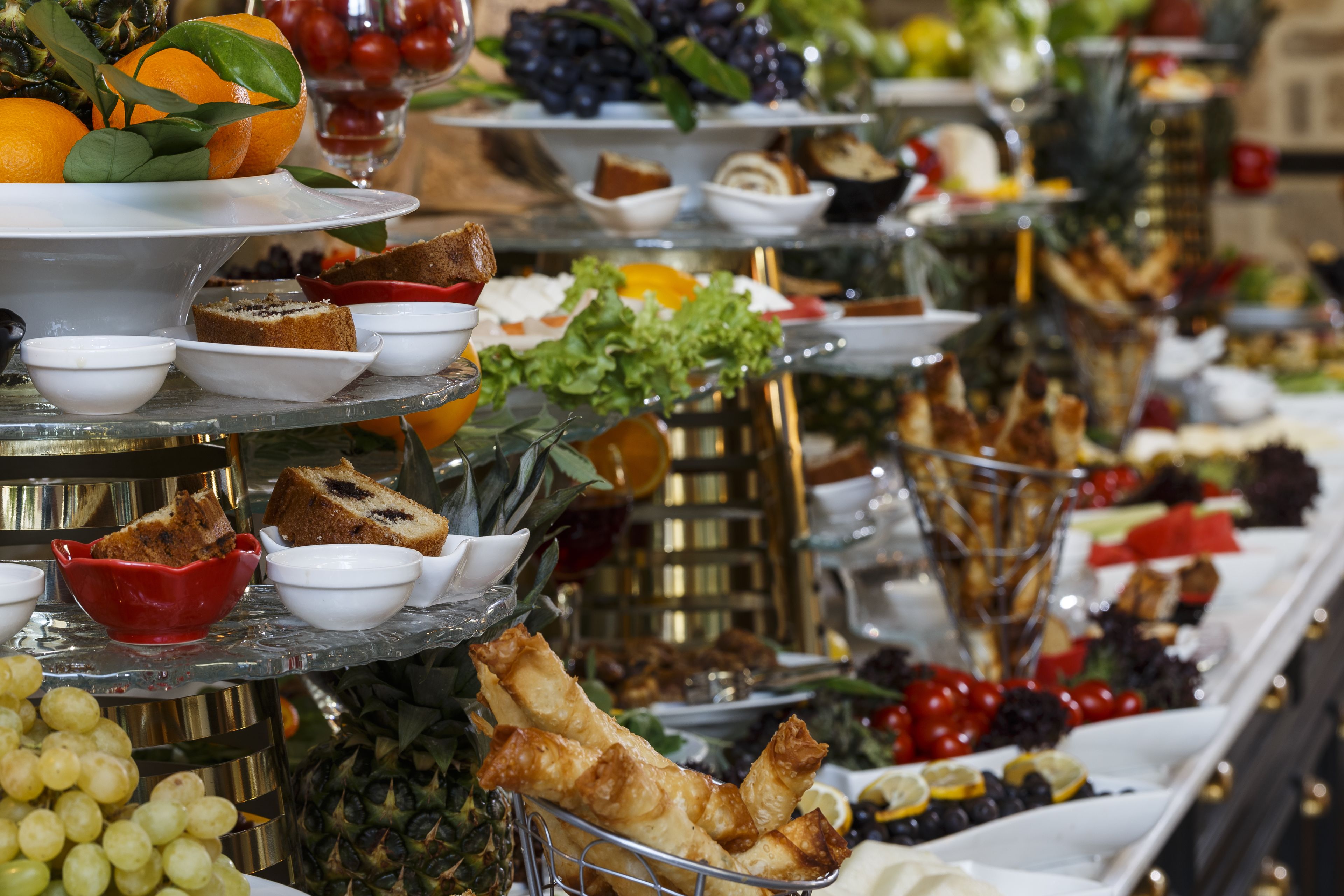 Un bufé con diferentes alimentos y bebidas.