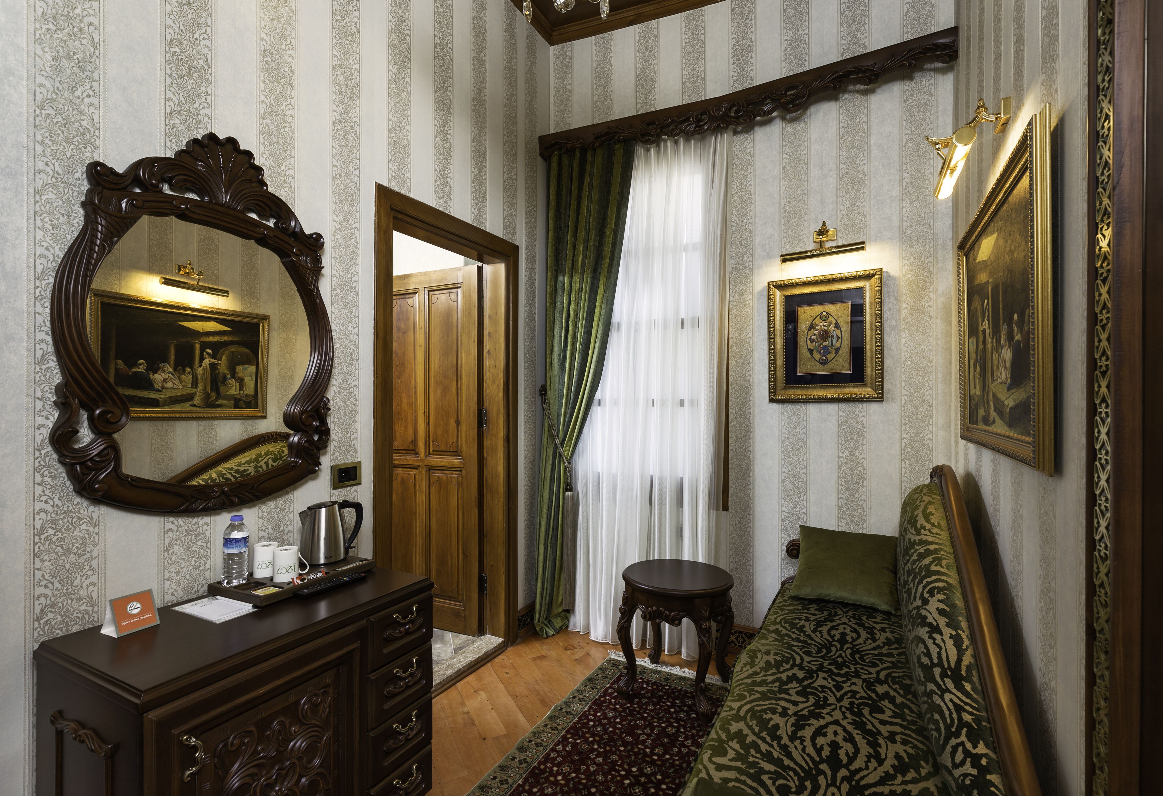 deluxe suite, 1 double bed, ensuite | living room | 34-inch lcd tv with satellite channels, tv