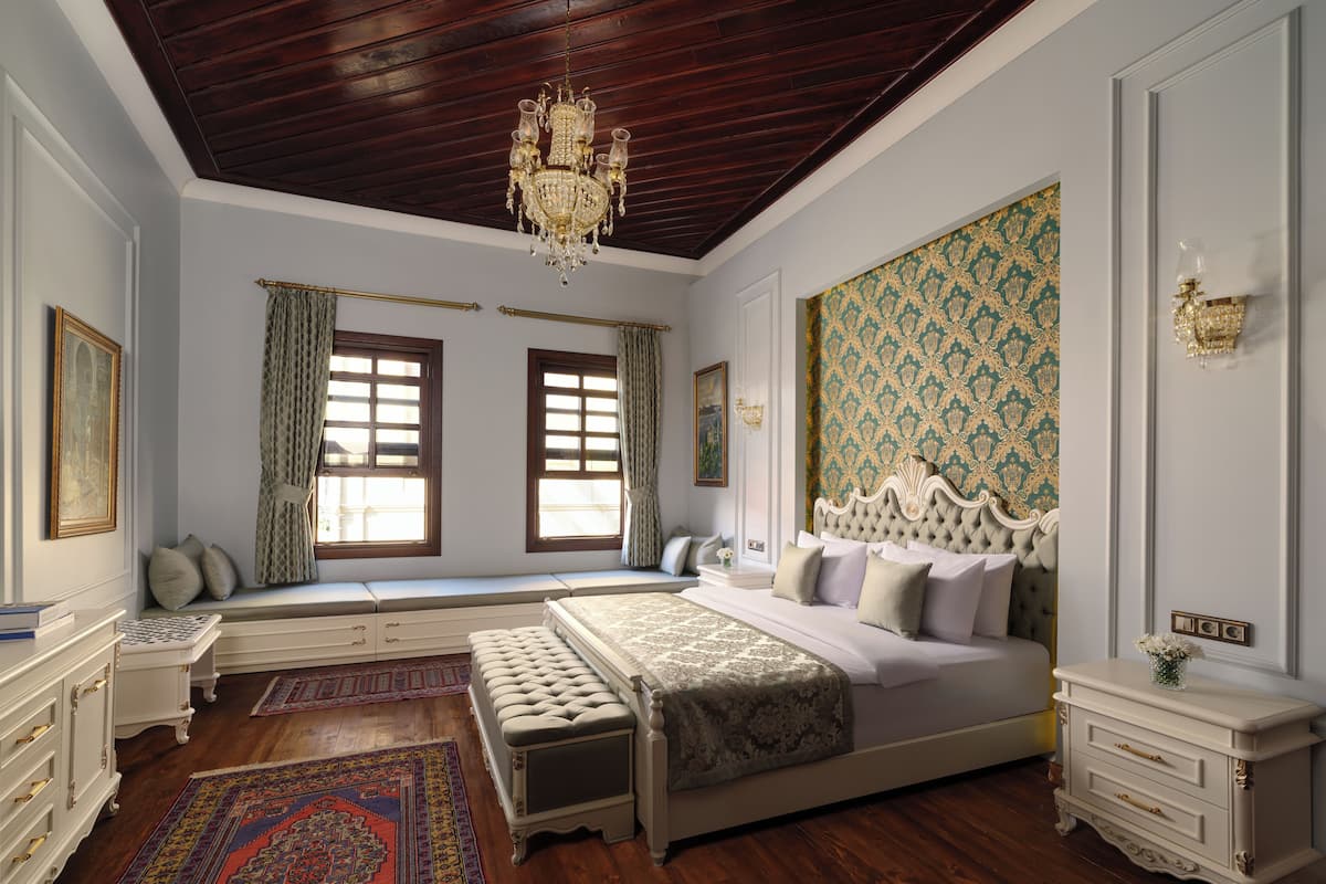 Deluxe Room, Multiple Beds, City View | 1 bedroom, Egyptian cotton sheets, premium bedding, minibar