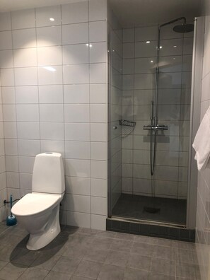 Perhehuoneisto, 2 makuuhuonetta | Kylpyhuone | Suihku, hiustenkuivaaja, lämmitetyt lattiat, pyyhkeet