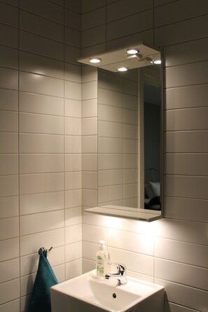 Studio | Salle de bain | Douche, sèche-cheveux, chauffage par le sol (salle de bains)