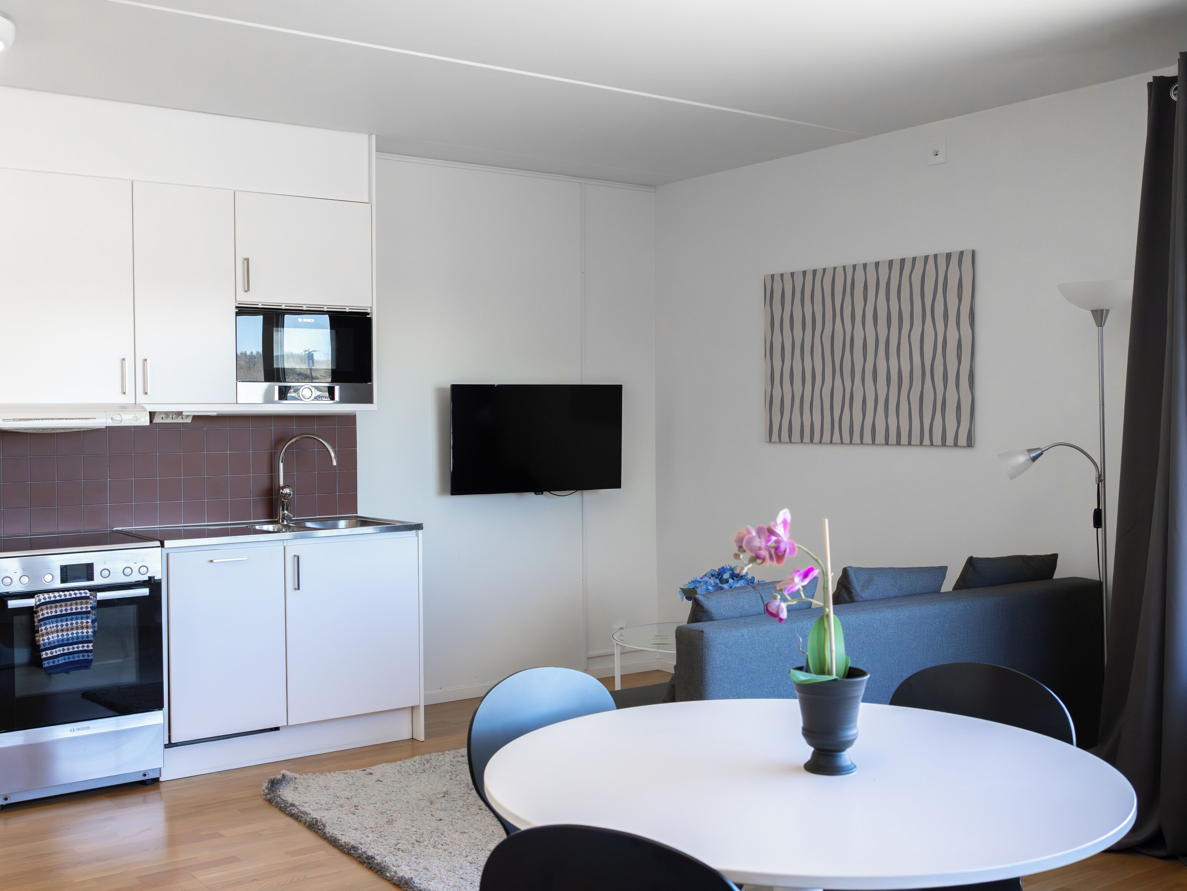 Suite | Individually furnished, laptop workspace, soundproofing, free WiFi