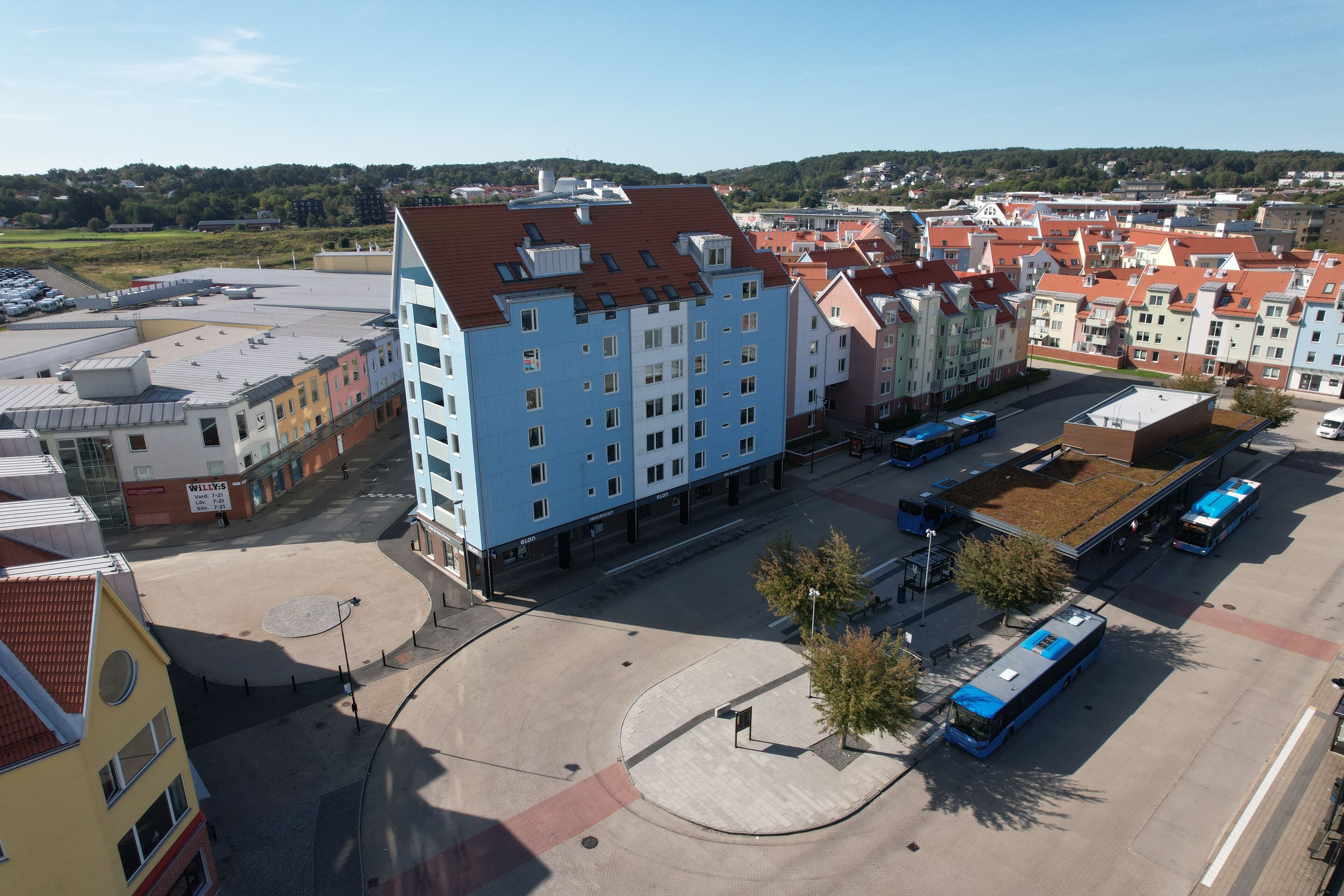 Ett hotell med flera våningar, en central innergård, en busstation och en parkeringsplats.
