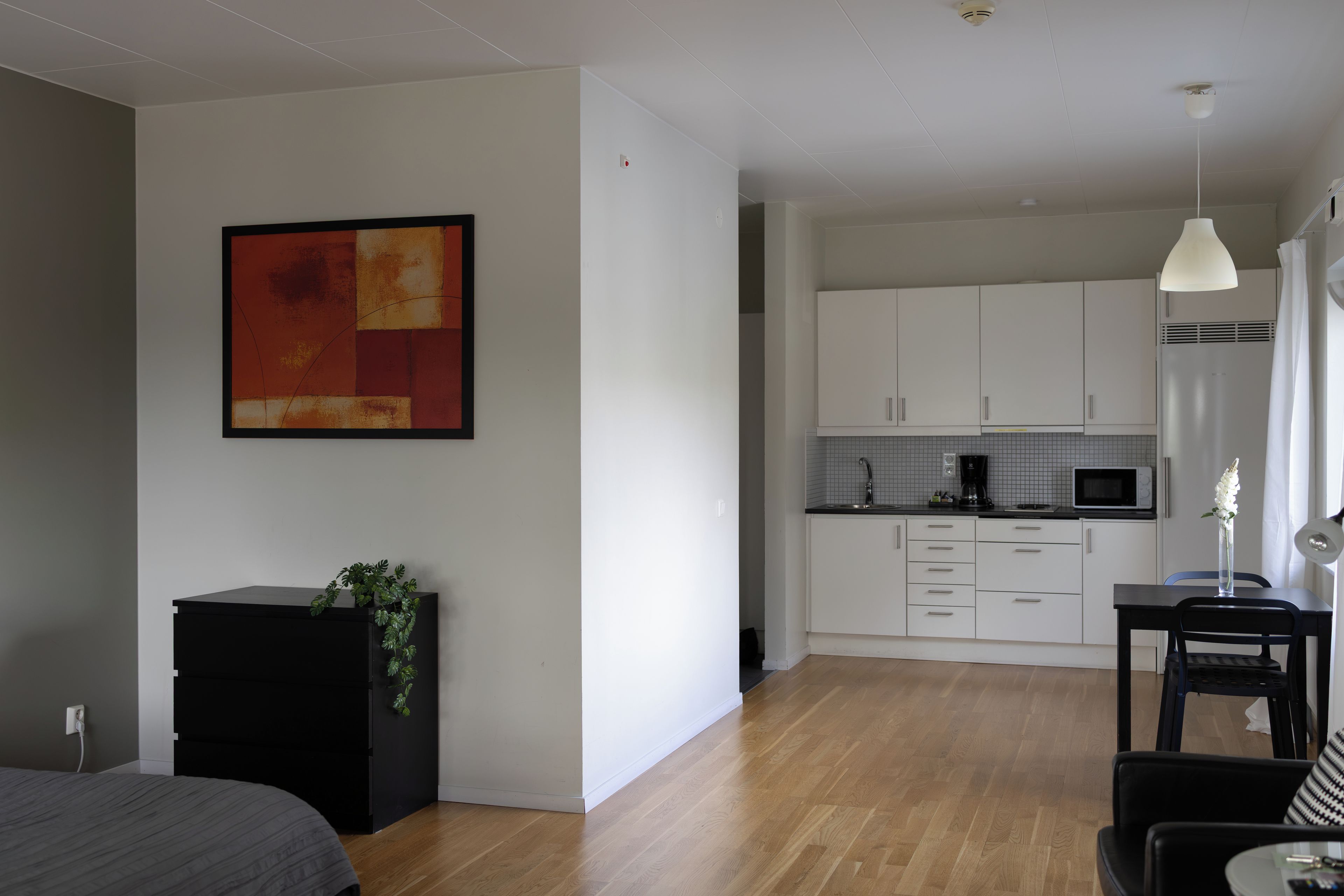 Un apartamento moderno con cocina, comedor y sala de estar.