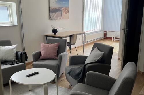 Departamento familiar, 2 habitaciones | Área de sala de estar | Televisión de pantalla plana