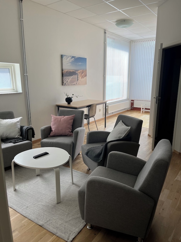 Apartamento familiar, 2 habitaciones | Zona de estar | Una televisión de pantalla plana