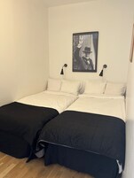 Apartamento família, 2 quartos | Individualmente mobiliados, espaço de trabalho para notebook