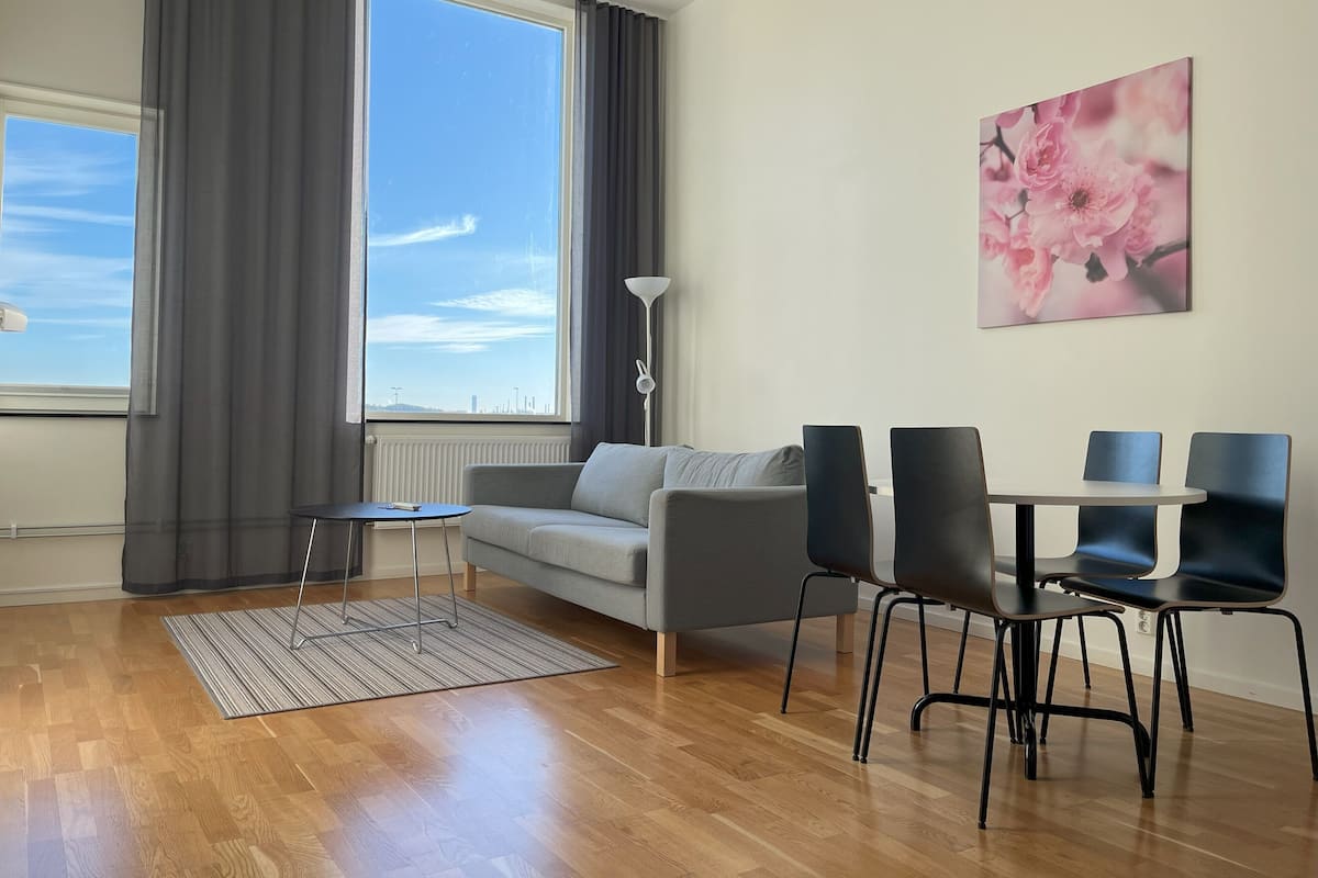 Grand-Apartment | 1 Schlafzimmer, individuell eingerichtet, laptopgeeigneter Arbeitsplatz