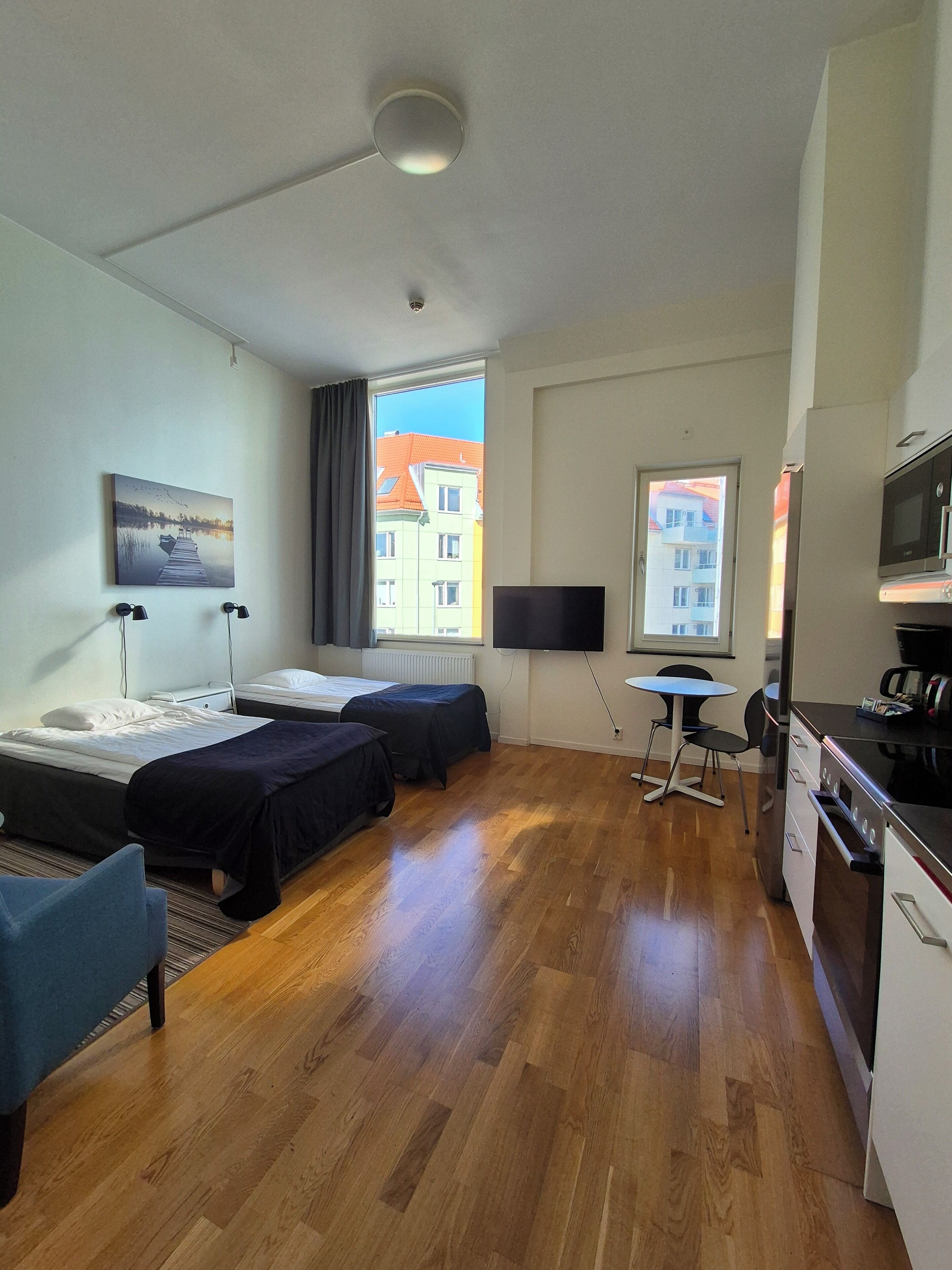 Estudio Grand | Muebles diferentes, espacio para trabajar con laptop y insonorización 