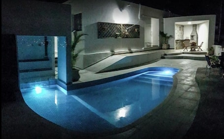 Outdoor pool, sun loungers