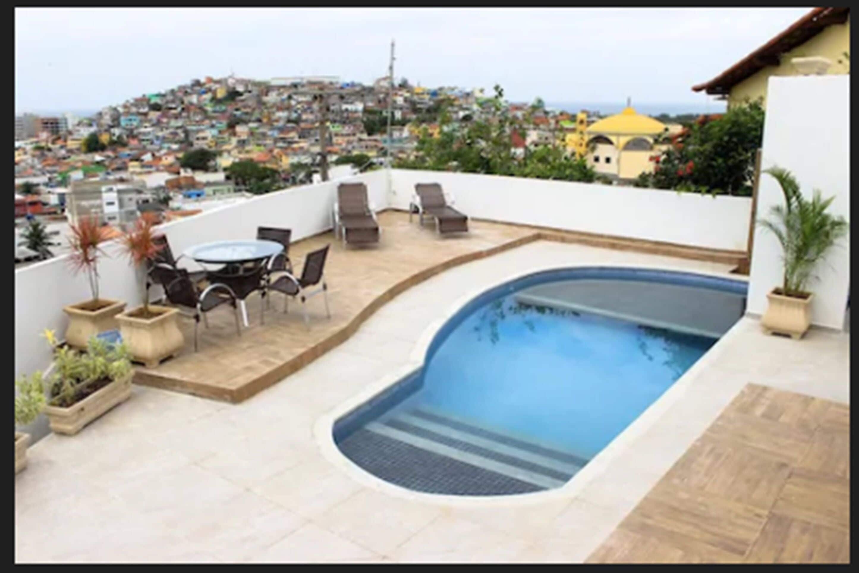 Piscine extérieure, chaises longues