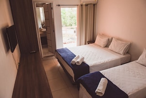 Minibar, decoración personalizada, cortinas blackout y wifi gratis 