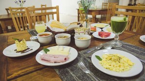 Free daily buffet breakfast - Pousada Xerxes (Arraial do Cabo)