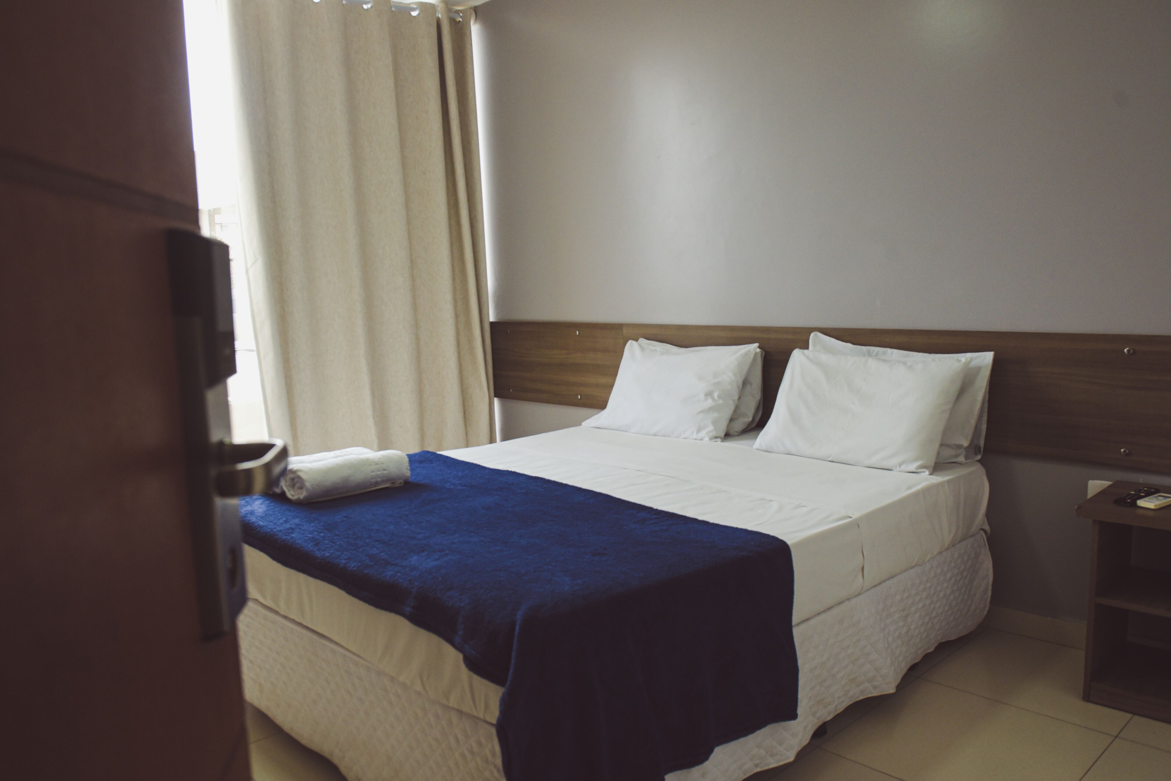 Minibar, decoración personalizada, cortinas blackout y wifi gratis 