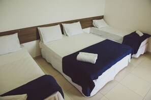 Deluxe-Vierbettzimmer | Minibar, individuell dekoriert, Verdunkelungsvorhänge, kostenloses WLAN