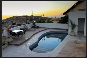 Una piscina al aire libre, tumbonas