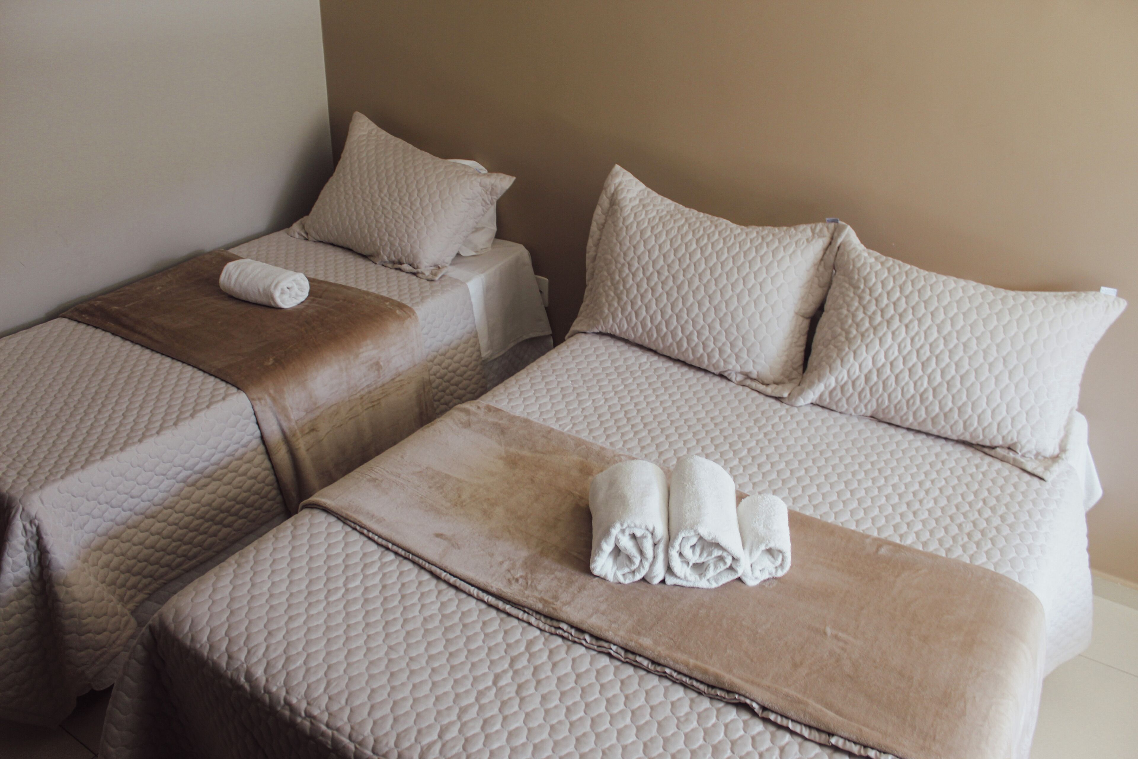 Minibar, decoración personalizada, cortinas blackout y wifi gratis 