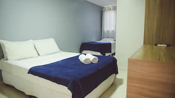 Quarto triplo básico | Frigobar, individualmente decorados, cortinas blackout