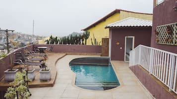 Piscina externa, espreguiçadeiras