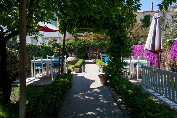 Garden - Son Vapur Kuleli Konukevi (Ayvalik)