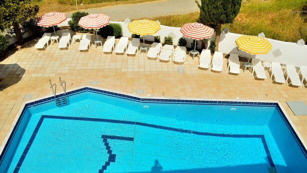 Piscine extérieure, parasols de plage, chaises longues
