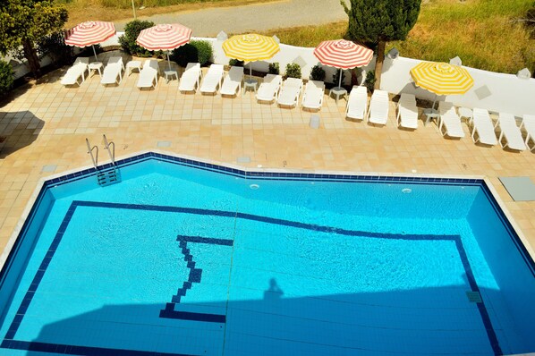 Außenpool, Sonnenschirme, Liegestühle