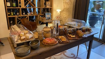 Daily continental breakfast (EUR 16 per person)