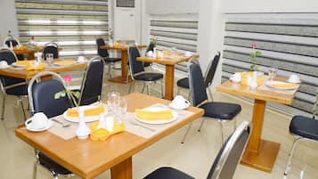 Se sirven desayunos, comidas, cenas y cocina asiática