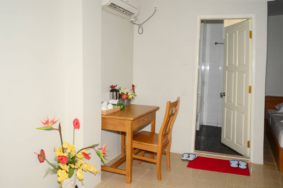 Minibar, caja de seguridad en la habitación y escritorio 