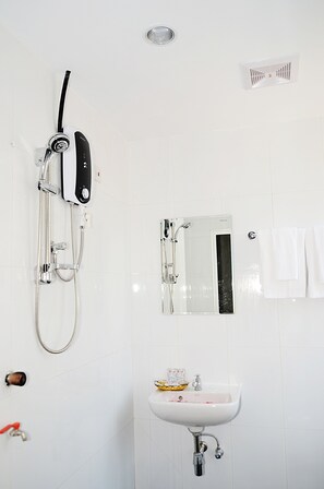 Shower, free toiletries, hair dryer, slippers - Hotel YNO (Yangon)