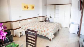 Minibar, escritorio, wifi gratis y ropa de cama