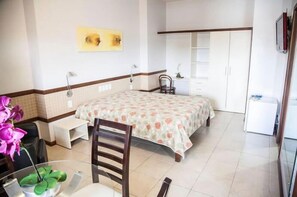 标准双人房 | 迷你吧、办公桌、免费 WiFi、床单