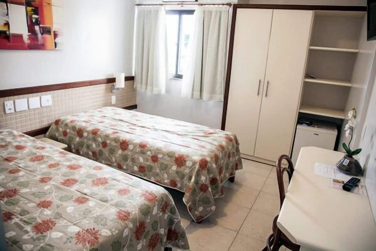 Standaard driepersoonskamer | Een minibar, een bureau, gratis wifi, beddengoed