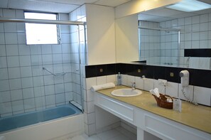 Suite ejecutiva, 1 cama de matrimonio grande | Baño | Ducha y bañera combinadas y artículos de higiene personal gratuitos