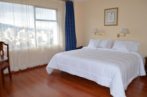 Premium bedding, in-room safe, desk, iron/ironing board (on request) - Hotel Tambo Real (Quito)