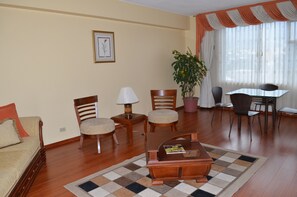 Executive Suite, 1 King Bed | Living room | 32-inch flat-screen TV with cable channels, TV - Hotel Tambo Real (Quito)