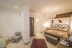 Kamar Quadruple, 1 kamar tidur, sauna, lantai dasar | Minibar, brankas, meja kerja, dan kedap suara