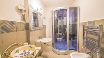 Camera doppia, 1 camera da letto, sauna, al piano terra | Bagno | Asciugacapelli, pantofole, bidet, asciugamani
