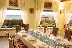 供应早餐、午餐和晚餐，地区菜