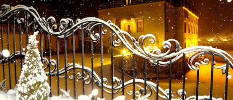 Fassade der Unterkunft – Abend/Nacht
